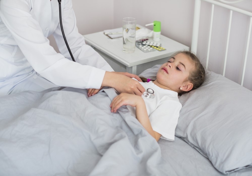 La pediatra di Monteverde visita una bambina affetta da una patologia respiratoria acuta